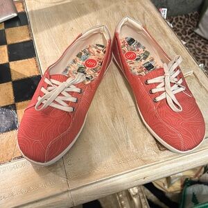 Uin shoes coral color size 9